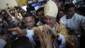 Monseñor Silvio Báez saluda a devotos católicos tras una misa de renovación de promesas sacerdotales de arquidiócesis en la catedral de Managua (Nicaragua). Monseñor Silvio Báez saluda a devotos católicos tras una misa de renovación de promesas sacerdotales de arquidiócesis en la catedral de Managua (Nicaragua).