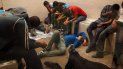 Vista de inmigrantes que han cruzado ilegalmente la frontera, detenidos para ser procesados dentro de una estación de la Patrulla Fronteriza de McAllen, Texas (EEUU). Vista de inmigrantes que han cruzado ilegalmente la frontera, detenidos para ser procesados dentro de una estación de la Patrulla Fronteriza de McAllen, Texas (EEUU).