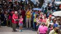 Decenas de personas hacen fila a las afueras del hospital Carlos J Bello de la Cruz Roja, en Caracas, para recibir el kit de agua potable, que forma parte de la ayuda humanitaria. Decenas de personas hacen fila a las afueras del hospital Carlos J Bello de la Cruz Roja, en Caracas, para recibir el kit de agua potable, que forma parte de la ayuda humanitaria.