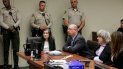 David (2do der.) y Louise (izq.) Turpin fueron arrestados en enero de 2018 después de que uno de sus trece hijos lograra escapar de la casa y alertara a la Policía de California. David (2do der.) y Louise (izq.) Turpin fueron arrestados en enero de 2018 después de que uno de sus trece hijos lograra escapar de la casa y alertara a la Policía de California.