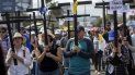 Jóvenes fueron registrados este viernes al protestar contra el presidente de Nicaragua, Daniel Ortega, durante el viacrucis de Semana Santa, en Managua (Nicaragua). Jóvenes fueron registrados este viernes al protestar contra el presidente de Nicaragua, Daniel Ortega, durante el viacrucis de Semana Santa, en Managua (Nicaragua).