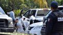 Peritos forenses inspeccionan la zona en la que hubo un enfrentamiento entre bandas rivales en Cancún (México) Peritos forenses inspeccionan la zona en la que hubo un enfrentamiento entre bandas rivales en Cancún (México)