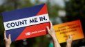 Un activista sostiene una pancarta con la frase Cuenta conmigo para criticar el plan del presidente Donald Trump de incluir una pregunta sobre ciudadanía en el censo de 2020. Un activista sostiene una pancarta con la frase Cuenta conmigo para criticar el plan del presidente Donald Trump de incluir una pregunta sobre ciudadanía en el censo de 2020.
