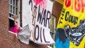 La embajada tiene un aspecto más parecido al de una casa okupa que al de un edificio diplomático, con enormes pancartas hechas a mano que cuelgan del tejado y que rezan no a la guerra por petróleo, stop al golpe, paz o no a las sanciones letales. La embajada tiene un aspecto más parecido al de una casa okupa que al de un edificio diplomático, con enormes pancartas hechas a mano que cuelgan del tejado y que rezan no a la guerra por petróleo, stop al golpe, paz o no a las sanciones letales.