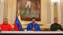 Fotografía cedida por la oficina de Prensa de Miraflores, donde aparecen el dictador Nicolás Maduro (cen.), junto al ministro de Defensa del régimen, Vladimir Padrino (der.), y el presidente de la ilegítima Asamblea Nacional Constituyente, Diosdado Cabello (izq.) Fotografía cedida por la oficina de Prensa de Miraflores, donde aparecen el dictador Nicolás Maduro (cen.), junto al ministro de Defensa del régimen, Vladimir Padrino (der.), y el presidente de la ilegítima Asamblea Nacional Constituyente, Diosdado Cabello (izq.)
