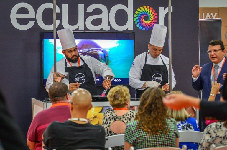 Dos chefs preparan unos platos en el estand de Ecuadror este viernes durante la inauguración de la feria Fibega en el Centro de Convenciones de Miami Beach, Florida. 