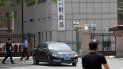 Varias personas pasan frente a un edificio del Ministerio de Hacienda este martes, en Pekín (China). Varias personas pasan frente a un edificio del Ministerio de Hacienda este martes, en Pekín (China).