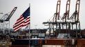 Una bandera estadounidense ondea este lunes en el puerto de Los Ángeles, California. Una bandera estadounidense ondea este lunes en el puerto de Los Ángeles, California.