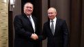 El presidente de Rusia Vladimir Putin (der.) saluda al secretario de Estado de EEUU, Mike Pompeo, durante una reunión este martes en el complejo turístico Mar Negro en Sochi. El presidente de Rusia Vladimir Putin (der.) saluda al secretario de Estado de EEUU, Mike Pompeo, durante una reunión este martes en el complejo turístico Mar Negro en Sochi.
