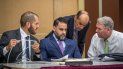 Pablo Ibar (cen.) escucha a sus abogados Joe Nascimento (izq.), Kevin J. Kulik (der.), y Benjamin Waxman (de pie) durante una audiencia en un tribunal en Fort Lauderdale, en el condado Broward, en Florida. Pablo Ibar (cen.) escucha a sus abogados Joe Nascimento (izq.), Kevin J. Kulik (der.), y Benjamin Waxman (de pie) durante una audiencia en un tribunal en Fort Lauderdale, en el condado Broward, en Florida.