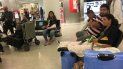 Pasajeros venezolanos varados en el aeropuerto de Miami esperan respuesta. Pasajeros venezolanos varados en el aeropuerto de Miami esperan respuesta.