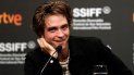 Pattison, de 33 años, se estrenó en el cine en 2005 interpretando a Cedric Diggory en la saga de Harry Potter y se consagró protagonizando al vampiro Edward Cullen. Pattison, de 33 años, se estrenó en el cine en 2005 interpretando a Cedric Diggory en la saga de Harry Potter y se consagró protagonizando al vampiro Edward Cullen.