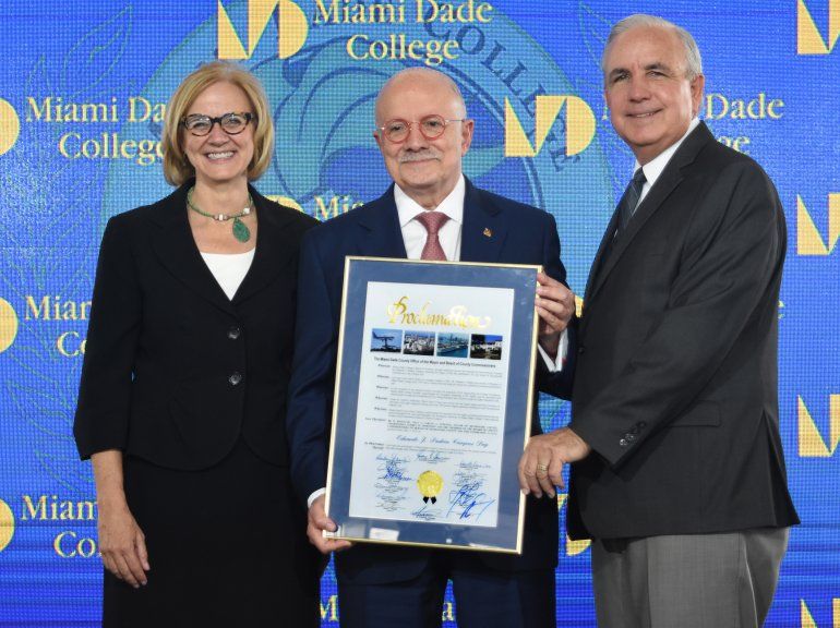 Eduardo J. Padrón enseña una proclama entregada por el Condado Miami-Dade. A su lado, la comisionada condal Eileen Higgins y el alcalde del Gran Miami, Carlos Giménez.