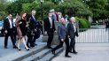 El fundador de Amazon Jeff Bezos (2do der.) llega acompañado de su padres a la inauguración del Museo de la Estatua de la Libertad en Liberty Island, Nueva York. El fundador de Amazon Jeff Bezos (2do der.) llega acompañado de su padres a la inauguración del Museo de la Estatua de la Libertad en Liberty Island, Nueva York.