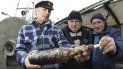 El 6 de marzo de 2014, los pescadores alemanes Konrad Fischer (izq.), Klaus Matthiesen (cen.) y Thomas Buick hallaron una botella con un mensaje en su interior que fue lanzado al mar en 1913. El mensaje que guardaba esa botella se consideró entonces el más antiguo jamás encontrado. El 6 de marzo de 2014, los pescadores alemanes Konrad Fischer (izq.), Klaus Matthiesen (cen.) y Thomas Buick hallaron una botella con un mensaje en su interior que fue lanzado al mar en 1913. El mensaje que guardaba esa botella se consideró entonces el más antiguo jamás encontrado.