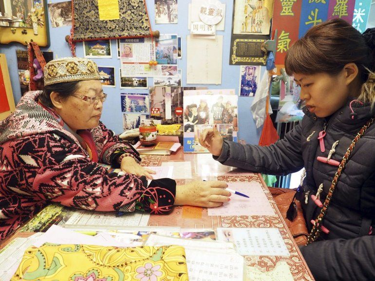 Una mujer consulta su futuro con una adivina en Taiw&aacute;n.