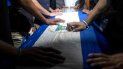Un grupo de jóvenes fue registrado este domingo al cubrir con una bandera de Nicaragua el féretro del nicaragüense-estadounidense Eddy Montes, durante su funeral en Matagalpa (Nicaragua) Un grupo de jóvenes fue registrado este domingo al cubrir con una bandera de Nicaragua el féretro del nicaragüense-estadounidense Eddy Montes, durante su funeral en Matagalpa (Nicaragua)