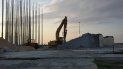 Fotografía de una excavadora demoliendo la Tribuna Antimperialista de La Habana publicada por Diario de Cuba de la cuenta de Facebook de Sebastian Milo. Fotografía de una excavadora demoliendo la Tribuna Antimperialista de La Habana publicada por Diario de Cuba de la cuenta de Facebook de Sebastian Milo.