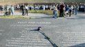 Una flor púrpura permanece junto a los nombres de las víctimas de la masacre de la Escuela Secundaria de Columbine en Colorado, EEUU. Una flor púrpura permanece junto a los nombres de las víctimas de la masacre de la Escuela Secundaria de Columbine en Colorado, EEUU.