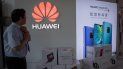 Un hombre se ajusta la corbata en una tienda de Huawei, este lunes en Pekín (China). Un hombre se ajusta la corbata en una tienda de Huawei, este lunes en Pekín (China).