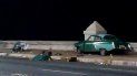 Fotografía cedida por Cubadebate, donde se observa un automóvil antiguo tras un accidente en la avenida Malecón en la madrugada de este domingo, en La Habana (Cuba). Fotografía cedida por Cubadebate, donde se observa un automóvil antiguo tras un accidente en la avenida Malecón en la madrugada de este domingo, en La Habana (Cuba).