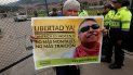 Un simpatizante del exjefe guerrillero Jesús Santrich protesta para exigir su liberación este viernes, en la cárcel La Picota, en Bogotá (Colombia Un simpatizante del exjefe guerrillero Jesús Santrich protesta para exigir su liberación este viernes, en la cárcel La Picota, en Bogotá (Colombia