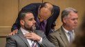 El hispanoestadounidense Pablo Ibar (izq.) escucha a su abogado, Benjamin Waxman, junto a su colega Kevin J. Kulik (dcha), durante una audiencia celebrada en el tribunal del condado Broward, en Fort Lauderdale, el 20 de mayo de 2019. El hispanoestadounidense Pablo Ibar (izq.) escucha a su abogado, Benjamin Waxman, junto a su colega Kevin J. Kulik (dcha), durante una audiencia celebrada en el tribunal del condado Broward, en Fort Lauderdale, el 20 de mayo de 2019.