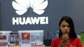 Una empleada revisa un teléfono Huawei en una tienda de la marca en Bangkok (Tailandia). Una empleada revisa un teléfono Huawei en una tienda de la marca en Bangkok (Tailandia).