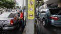 Un trabajador llena con gasolina el tanque de un vehículo en una estación de servicio en Caracas, Venezuela. Un trabajador llena con gasolina el tanque de un vehículo en una estación de servicio en Caracas, Venezuela.