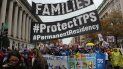 Manifestantes sostienen mensajes a favor del programa de Estatus de Protección Temporal (TPS) durante una marcha frente a la Casa Blanca, en Washington, DC. Manifestantes sostienen mensajes a favor del programa de Estatus de Protección Temporal (TPS) durante una marcha frente a la Casa Blanca, en Washington, DC.