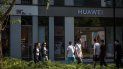 Varias personas caminan frente a una tienda de Huawei, en Pekín, China. Varias personas caminan frente a una tienda de Huawei, en Pekín, China.