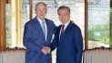 El presidente de Corea del Sur, Moon Jae-in (d), posa con el expresidente de los Estados Unidos George W. Bush (i) durante una reunión en la oficina presidencial de Cheong Wa Dae este jueves, en Seúl (Corea del Sur). El presidente de Corea del Sur, Moon Jae-in (d), posa con el expresidente de los Estados Unidos George W. Bush (i) durante una reunión en la oficina presidencial de Cheong Wa Dae este jueves, en Seúl (Corea del Sur).