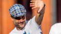 El entrenador del Manchester City , Pep Guardiola, saluda a los seguidores del equipo desde el autobús durante las celebraciones de la victoria del club en todos los títulos a nivel nacional en Manchester (Reino Unido). El entrenador del Manchester City , Pep Guardiola, saluda a los seguidores del equipo desde el autobús durante las celebraciones de la victoria del club en todos los títulos a nivel nacional en Manchester (Reino Unido).