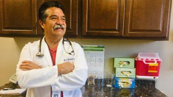 El doctor J. Luis Bautista, quien fue él mismo trabajador agrícola, gerencia dos clínicas en el Valle Central de California que ofrecen, a menudo gratis, atención médica a migrantes que no tienen dinero y que están profundamente preocupados por la línea dura del gobierno sobre inmigración.