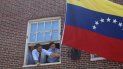 El embajador de Venezuela ante EEUU, Carlos Vechhio coloca una bandera de ese país en la sede consular recuperada de la dictadura. El embajador de Venezuela ante EEUU, Carlos Vechhio coloca una bandera de ese país en la sede consular recuperada de la dictadura.
