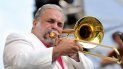 El trombonista contó que a pesar de todo todavía hay mucha gente a la que le gusta ver a los músicos en vivo, y la salsa es un ritmo que no es fácil de tocar, ya que se necesita cierto nivel de profesionalismo. El trombonista contó que a pesar de todo todavía hay mucha gente a la que le gusta ver a los músicos en vivo, y la salsa es un ritmo que no es fácil de tocar, ya que se necesita cierto nivel de profesionalismo.