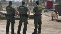 Agentes de la Patrulla Fronteriza observan cómo se construye parte del muro. Agentes de la Patrulla Fronteriza observan cómo se construye parte del muro.
