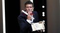 Banderas señaló, nada más recoger el premio, que le gustaría hablar en español porque recibía el reconocimiento por una película española y porque él representa al cine español. Banderas señaló, nada más recoger el premio, que le gustaría hablar en español porque recibía el reconocimiento por una película española y porque él representa al cine español.