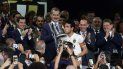 El capitán del Valencia CF, Daniel Parejo, recibe el trofeo de manos del rey Felipe, ante el presidente de la Generalitat Valenciana, Ximo Puig (d), y el presidente de la Real federacion Española de Fútbol, Luis Rubiales (2d), tras vencer por 2-1 al FC Barcelona en la final de la Copadel Rey que ambos equipos han disputado esta noche en Estadio Benito Villamarín de Sevilla. El capitán del Valencia CF, Daniel Parejo, recibe el trofeo de manos del rey Felipe, ante el presidente de la Generalitat Valenciana, Ximo Puig (d), y el presidente de la Real federacion Española de Fútbol, Luis Rubiales (2d), tras vencer por 2-1 al FC Barcelona en la final de la Copadel Rey que ambos equipos han disputado esta noche en Estadio Benito Villamarín de Sevilla.