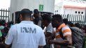 Un funcionario del Instituto Nacional de Migración dialoga con migrantes, muchos de ellos cubanos, en las afueras de una estación migratoria en el municipio de Tapachula, en el estado de Chiapas, México. Un funcionario del Instituto Nacional de Migración dialoga con migrantes, muchos de ellos cubanos, en las afueras de una estación migratoria en el municipio de Tapachula, en el estado de Chiapas, México.