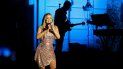 Simpática, Carey habló de las canciones, ha presentado el nuevo disco, ha firmado carátulas a los afortunados de la primera fila y se ha movido de lado a lado del escenario sonriendo a todos. Simpática, Carey habló de las canciones, ha presentado el nuevo disco, ha firmado carátulas a los afortunados de la primera fila y se ha movido de lado a lado del escenario sonriendo a todos.