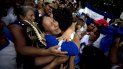 Ana Julia Urbina (c-i), mamá del líder opositor Yubrank Suazo (c-d), llora al abrazar su hijo tras ser liberado y llevado a casa por custodios del Sistema Penitenciario Nacional este martes, en Masaya (Nicaragua). Ana Julia Urbina (c-i), mamá del líder opositor Yubrank Suazo (c-d), llora al abrazar su hijo tras ser liberado y llevado a casa por custodios del Sistema Penitenciario Nacional este martes, en Masaya (Nicaragua).