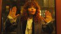 En la primera entrega, Lyonne da vida a Nadia, una mujer de Nueva York que entra en un bucle temporal, en el que revive continuamente la noche de su cumpleaños en la que murió. En la primera entrega, Lyonne da vida a Nadia, una mujer de Nueva York que entra en un bucle temporal, en el que revive continuamente la noche de su cumpleaños en la que murió.