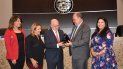 El presidente del Miami Dade College, Eduardo Padrón, recibe la llave de Doral de manos del alcalde de esta ciudad, Juan Carlos Bermúdez. Acompañan al agasajado las comisionadas Digna Cabral, Claudia Mariaca y Christi Fraga. El presidente del Miami Dade College, Eduardo Padrón, recibe la llave de Doral de manos del alcalde de esta ciudad, Juan Carlos Bermúdez. Acompañan al agasajado las comisionadas Digna Cabral, Claudia Mariaca y Christi Fraga.