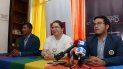 Efrain Soria (i), miembro de la comunidad LGBTI, la activista LGBTI Pamela Troya (c) y Christian Paula (d), de la Fundación Pakta, participan en una rueda de prensa. Efrain Soria (i), miembro de la comunidad LGBTI, la activista LGBTI Pamela Troya (c) y Christian Paula (d), de la Fundación Pakta, participan en una rueda de prensa.