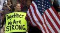 Una mujer sostiene un cartel en apoyo a los inmigrantes indocumentados en California. Una mujer sostiene un cartel en apoyo a los inmigrantes indocumentados en California.