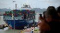 Turistas observan el tránsito de un buque portacontenedores de la naviera Cosco Shipping en las esclusas de Miraflores en el Canal de Panamá. Turistas observan el tránsito de un buque portacontenedores de la naviera Cosco Shipping en las esclusas de Miraflores en el Canal de Panamá.