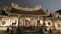 El templo Longshan está ubicado en el centro de Taipéi. El templo Longshan está ubicado en el centro de Taipéi.