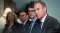 Patrick Shanahan (der.), secretario de Defensa de EEUU, reacciona durante una reunión en el Pentágono. Patrick Shanahan (der.), secretario de Defensa de EEUU, reacciona durante una reunión en el Pentágono.