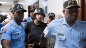 Rolfi Ferreras Cruz (c), presunto autor del disparo contra el expelotero de Grandes Ligas David Ortiz, es trasladado al Palacio de Justicia, en Santo Domingo. Rolfi Ferreras Cruz (c), presunto autor del disparo contra el expelotero de Grandes Ligas David Ortiz, es trasladado al Palacio de Justicia, en Santo Domingo.